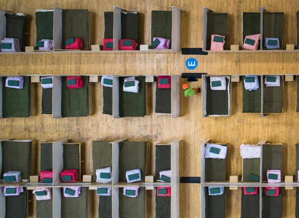 What are the specific guidelines for installing floating shelves in a UK seismic zone?